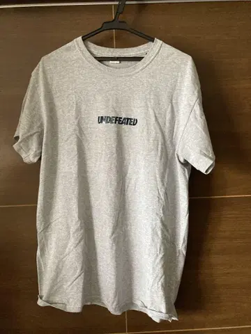 UNDEFEATED 홀로그램 티셔츠