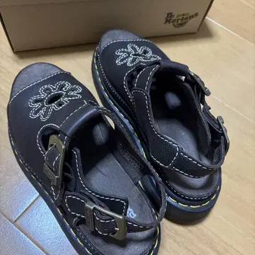 Dr. Martens 샌들 브라운 플라워