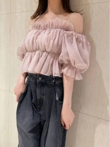 SNIDEL 볼륨 개더 프릴 오프숄더 블라우스