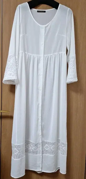 화이트 레이스 장식 롱 셔츠 원피스