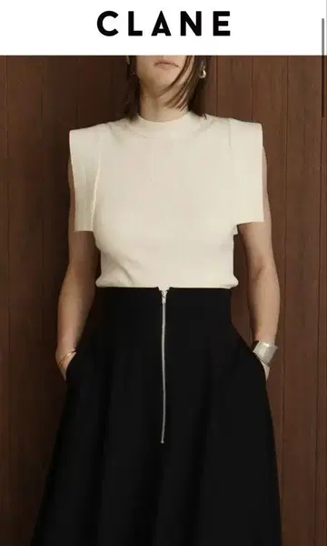 CLANE 아이보리 스퀘어 슬리브리스 탑
