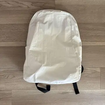 VEIL 화이트 나일론 백팩