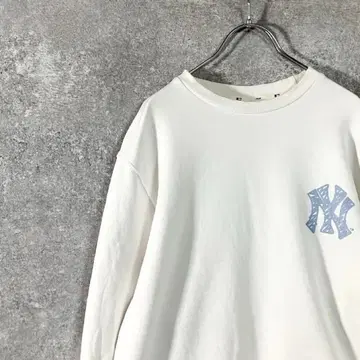 MLB 맨투맨 화이트 뉴욕 양키스 로고 프린트