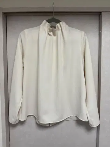 N. 아이보리 프릴 넥 긴팔 셔츠