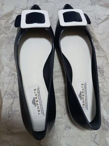 TEMPERATE 네이비 레인 펌프스