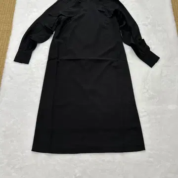 블랙 긴팔 무릎 기장 원피스