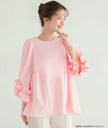 핏 모어 소매 프릴 사이드 개더 플레어 블라우스 프릴 핑크 블라우스