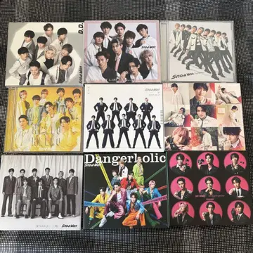 Snow Man의 싱글 CD (일부 누락)