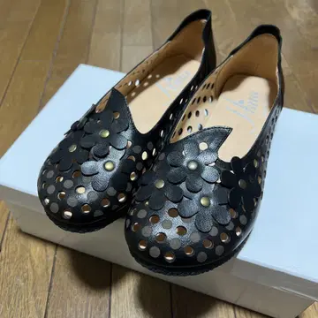 꽃 모티브 펀칭 신발