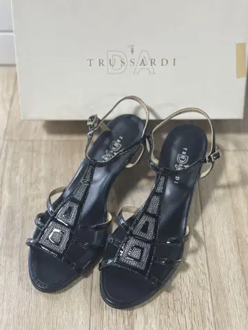 미사용 보관품 일본제 트루사르디 스트랩 샌들 블랙 24cm