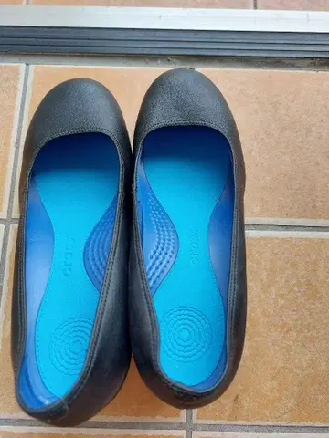 Crocs 블랙 펌프스 미들 힐