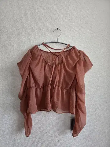 Kastane 초커가 달린 파워 숄더 블라우스 색상:핑크