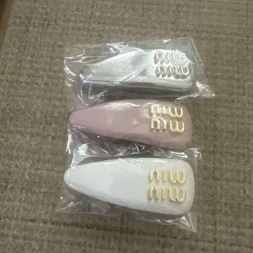 미우 로고가 특징적인 헤어 클립 3개 세트 핑크와 화이트, 실버