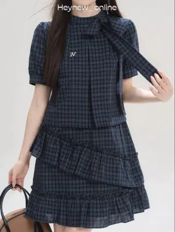 네이비 계열 체크 프릴이 있는 셋업