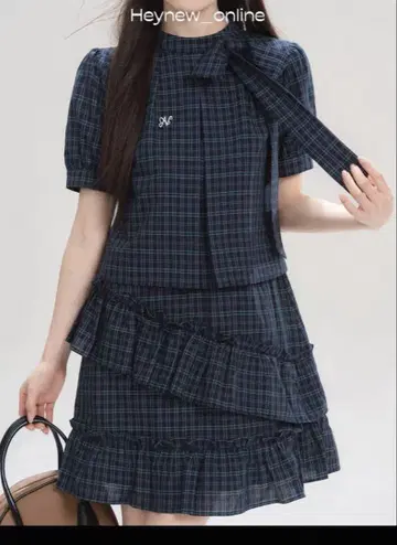 네이비 계열 체크 리본 포함 셋업