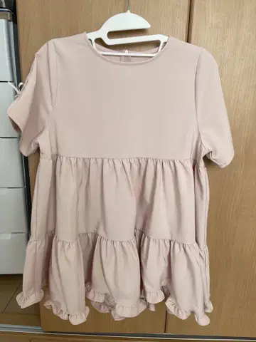 핏 모어 슬릿 슬리브 밑단 프릴 티어드 반팔 상의
