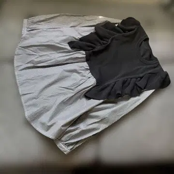 프릴이 달린 블랙 반팔 상의