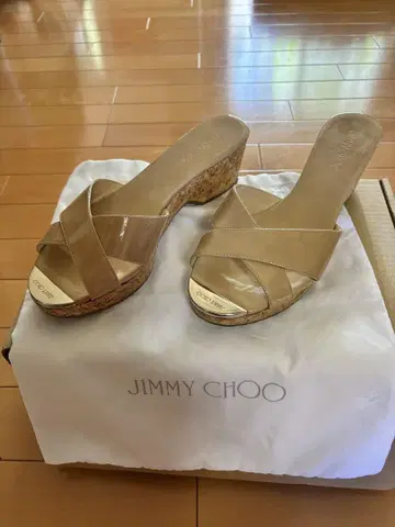JIMMY CHOO 베이지 크로스 스트랩 샌들
