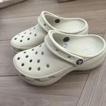 Crocs 화이트 크로그 샌들 M5
