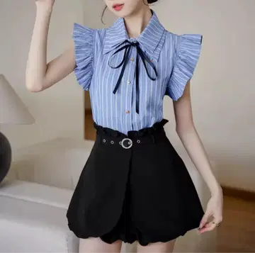 프릴이 달린 셔츠와 블랙 숏 팬츠 세트