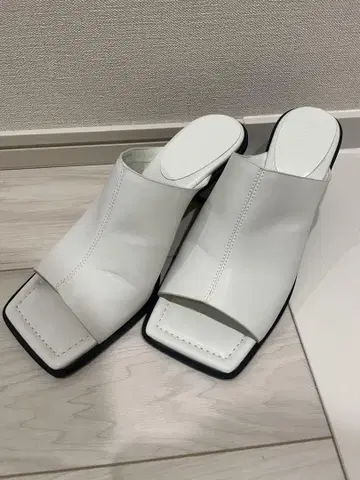 찰스앤키스 화이트 샌들
