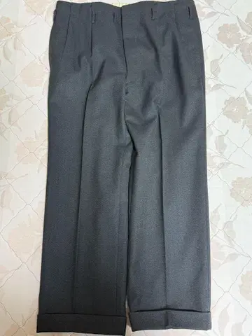 블랙 그레이 슬랙스 백 포켓 부착