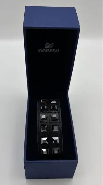 SWAROVSKI 스와로브스키 가죽 뱅글 팔찌 블랙