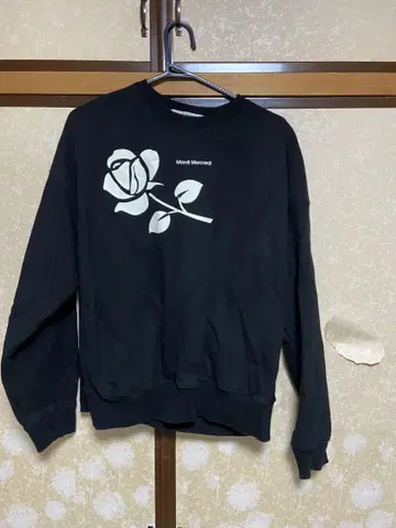 마르디메크르디 SWEATSHIRT UNE ROSE 맨투맨 블랙