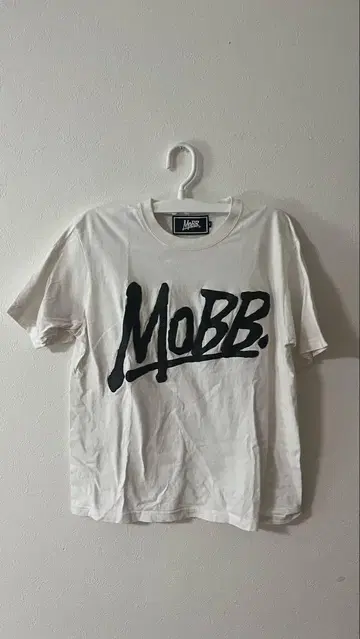 MOBB. 로고 프린트 화이트 티셔츠