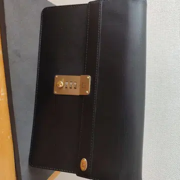 블랙 가죽 클러치 백