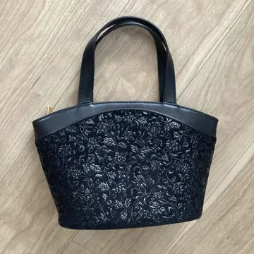 인덴야 엠보싱 플라워 무늬 블랙 핸드백 used