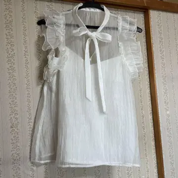 릴리 브라운 풀 리본 보타이 탑 화이트 프릴 슬리브리스 셔츠