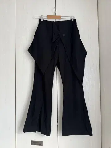 비대칭 플레어 팬츠 블랙
