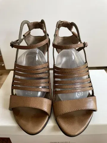 브라운 스트랩 웨지 힐 샌들