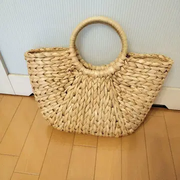 라탄 핸들이 달린 토트백