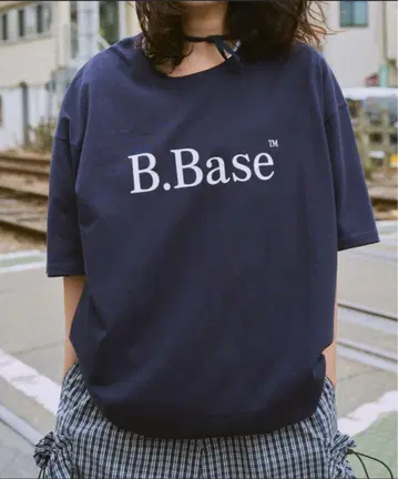 B.Base 네이비 티셔츠
