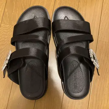 RODESKO 비쥬 장식 샌들