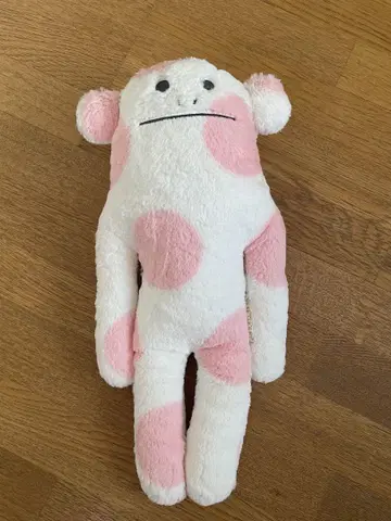 화이트와 핑크의 물방울 패턴 봉제 인형