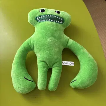 정원의 반반 그린 봉제 인형