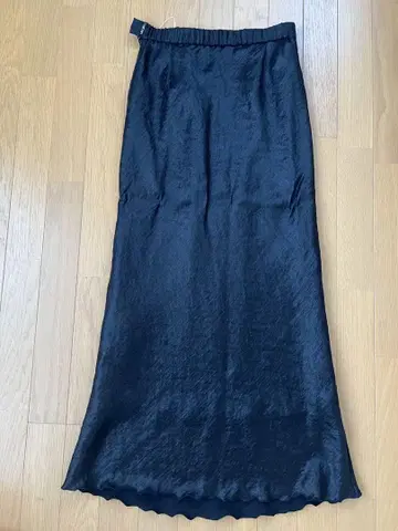 La boutique BonBon 새틴 스커트 TM 블랙