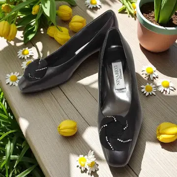 새상품급 NINA RICCI 펌프스 플라워 모티브 블랙 가죽