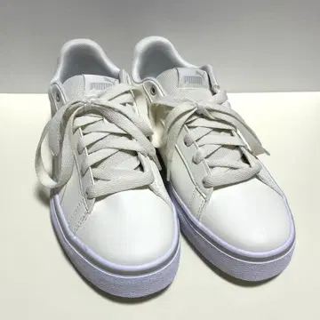 푸마 화이트 스니커즈 24cm