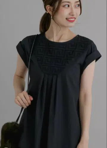 Te chichi 실키 브로드 자수 절개 블라우스