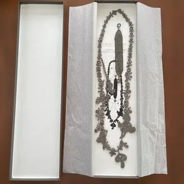 미나 페르호넨 꽃과 동물 모티브 레이스 목걸이 자수