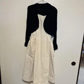 블랙 아이보리 셋업 드레스와 가디건