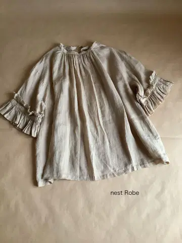nest Robe 베이지 프릴 소매 셔츠