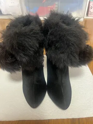 퍼가 달린 블랙 부티 하이 힐 스틸레토