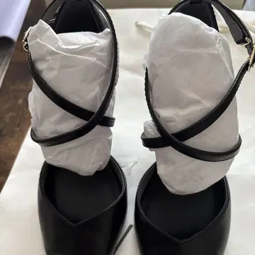 RANDA 블랙 스트랩 하이힐
