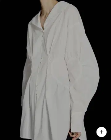 아메리 하트 모인 허리 라인 쉐이브 블라우스