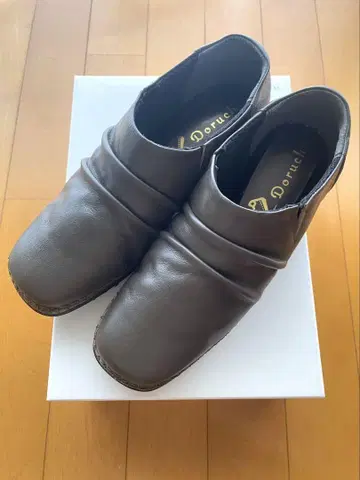 돌체 신발 소가죽 턱이 있는 다크 브라운 슬립온